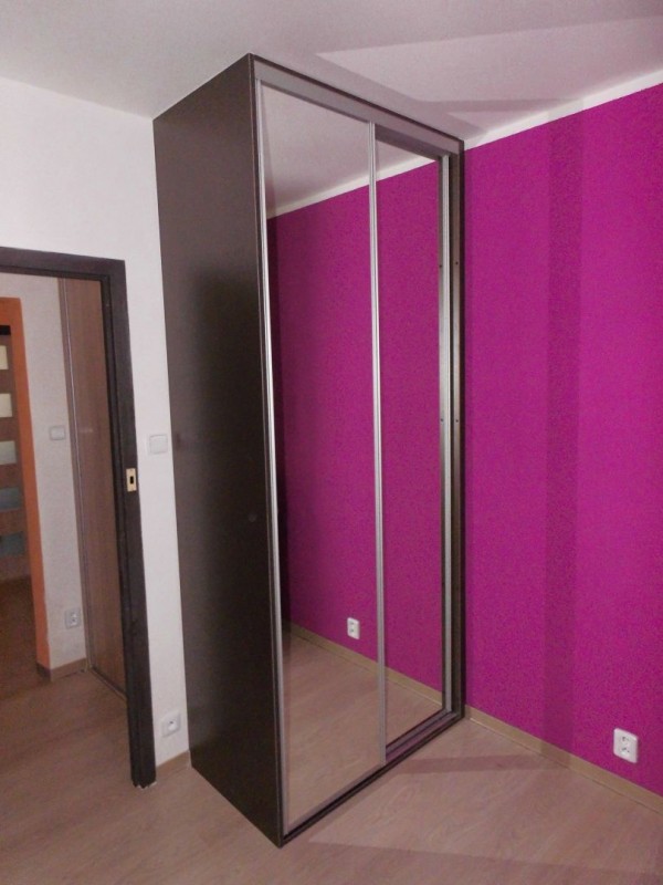 dvoudílná tmavá volně stojící skříň s 2ma zrcadly na posuvných dveřích